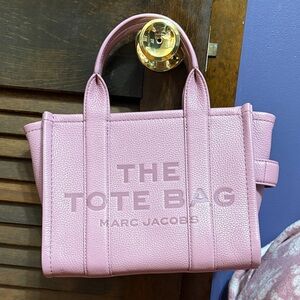 Marc Jacob’s small the tote bag in leather pink